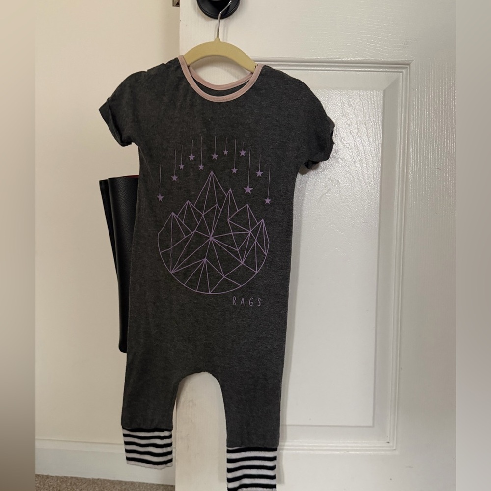 Rags to Raches Short Sleeve Romper | 18-24M | Geometric Mountain Print